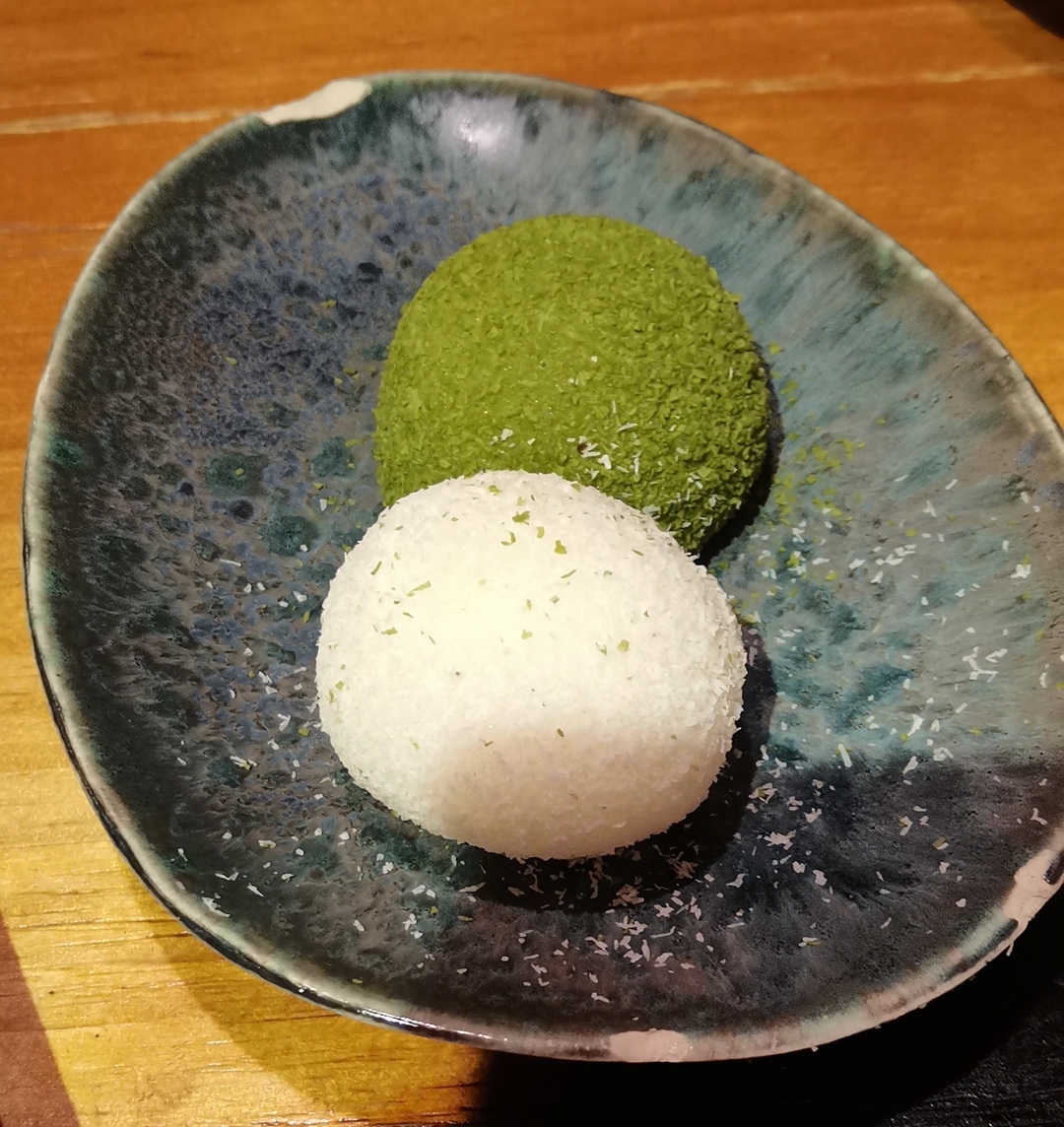 【德鮨料理（华人街）】原价126元双人套餐，芝麻豆腐＋双色大福＋三文鱼寿司＋炙烤烟熏肉寿司＋玉子寿司＋玉米沙拉军舰＋金枪鱼沙拉军舰＋红鱼子军舰，正宗日式料理吃起来~