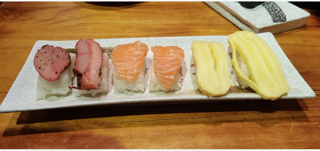 【德鮨料理（华人街）】原价126元双人套餐，芝麻豆腐＋双色大福＋三文鱼寿司＋炙烤烟熏肉寿司＋玉子寿司＋玉米沙拉军舰＋金枪鱼沙拉军舰＋红鱼子军舰，正宗日式料理吃起来~
