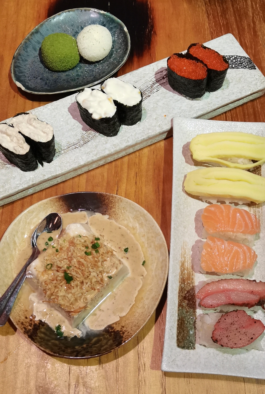 【德鮨料理（华人街）】原价126元双人套餐，芝麻豆腐＋双色大福＋三文鱼寿司＋炙烤烟熏肉寿司＋玉子寿司＋玉米沙拉军舰＋金枪鱼沙拉军舰＋红鱼子军舰，正宗日式料理吃起来~