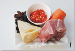 【鱼香肉丝】你必须会做的家常菜人气冠军的做法步骤：1