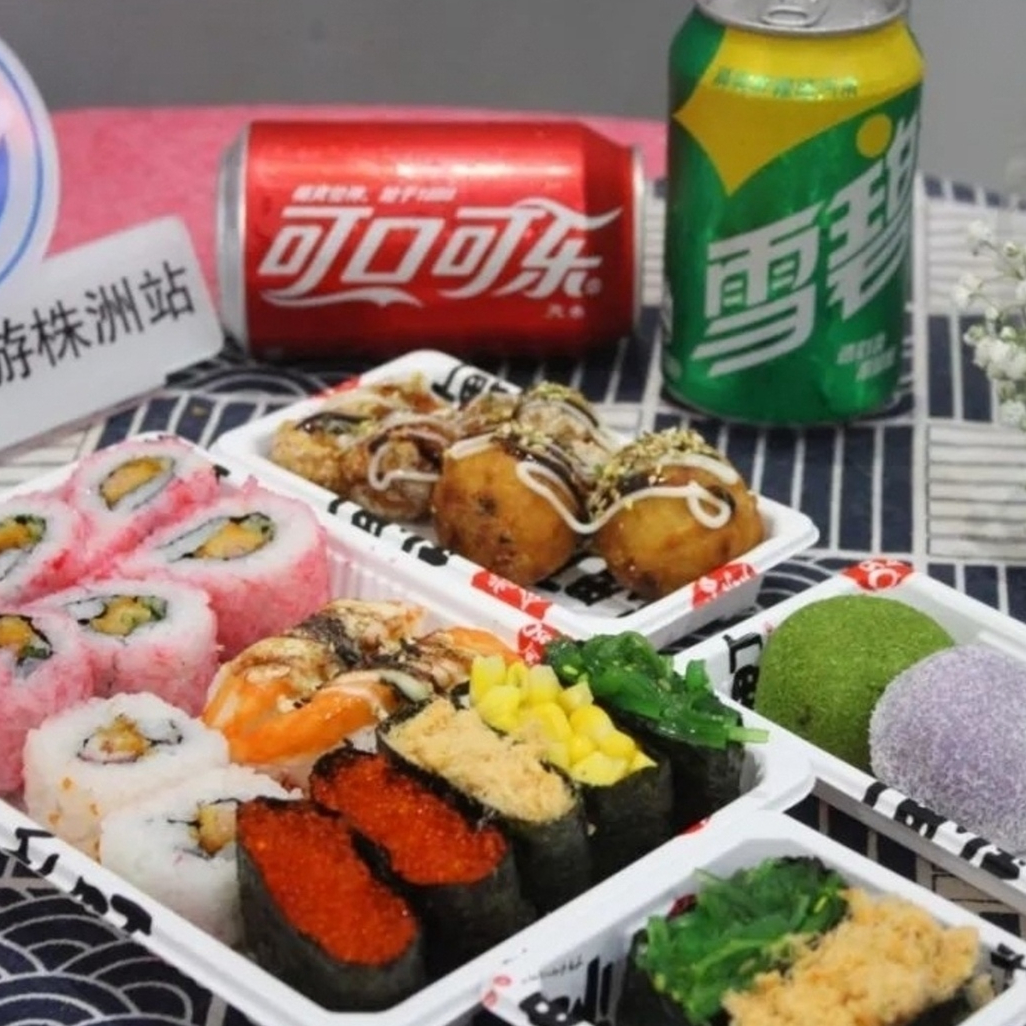 【私町寿司】 门市价102元【私町双人寿司套餐】樱花寿司+红蟹籽寿司+蟹腿寿司+肉松军舰+唐扬鸡块+章鱼小丸子+可乐/雪碧/味增汤（3选2）