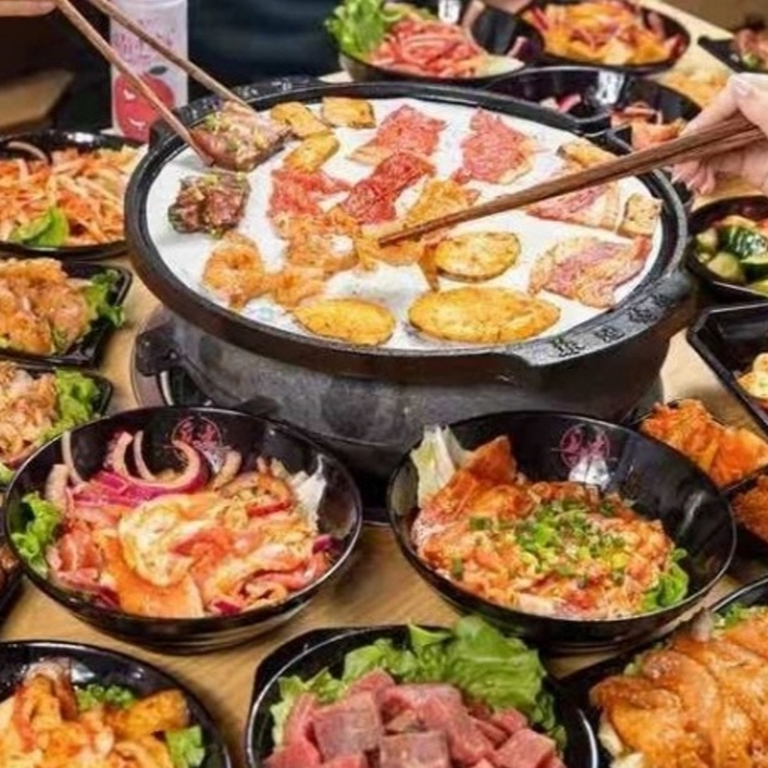【柒酒烤肉】原价231元双人套餐：精品五花肉+酱爆龙利鱼+澳洲雪花牛肉+香嫩咖喱鸡+玫瑰手工香肠+土豆片+虾捞粉丝+生菜+孜然香干