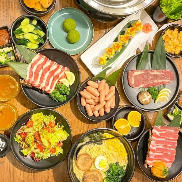 【九田家烤肉（王府井）】日式和牛烤肉盛宴！ 门市价348元的和牛烤肉料理双人餐：招牌酸菜猪五花+雪花上脑心+秘制肥牛+九香烤肠+叉烧肉骨汤拉面+芒果寿司+蔬菜沙拉+抹茶大福+百香果啤酒...