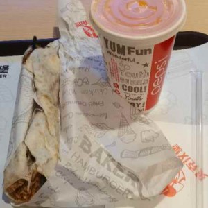 【贝克汉堡】老北京鸡肉卷＋中杯饮料