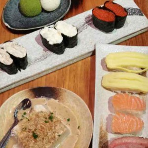【德鮨料理（华人街）】原价126元双人套餐，芝麻豆腐＋双色大福＋三文鱼寿司＋炙烤烟熏肉寿司＋玉子寿司＋玉米沙拉军舰＋金枪鱼沙拉军舰＋红鱼子军舰，正宗日式料理吃起来~