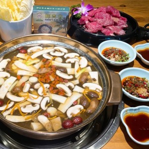 【人民中路|椰青谷】野生菌菇汤锅！现68元享门市价195元的椰青谷菌菇套餐：野生菌菇汤底1份+秘制鲜黄牛肉1斤...