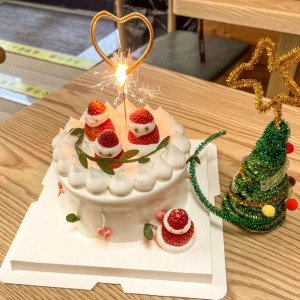 【熊爸爸(美的城店)】让甜蜜相伴，不负好时光~29.9元享门市价78元的熊爸爸手工​草莓雪人蛋糕一个~