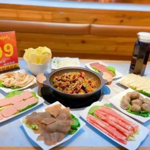 【湘念锅鸭爪爪(万达广场四楼)】69.9元享门市价183元湘念锅鸭爪爪双人餐；99元享门市价265元鸭恋虾四人餐....
